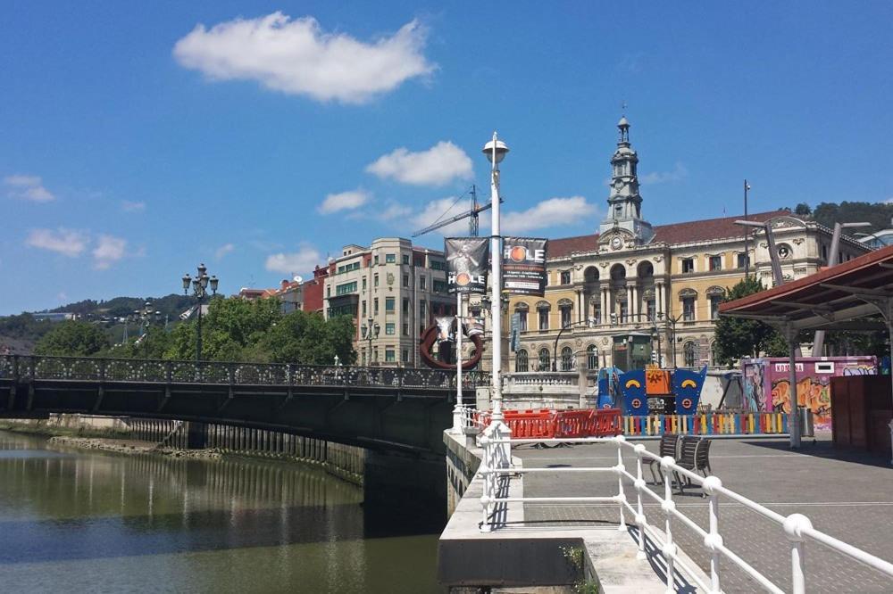 Lux Cityhall + Parking Бильбао Экстерьер фото