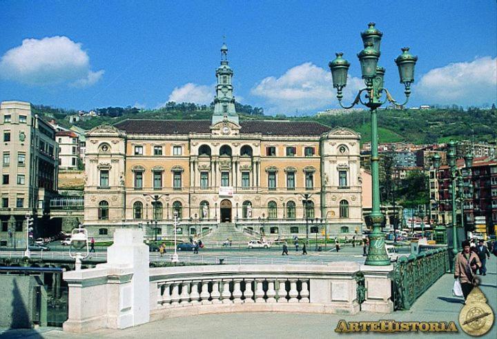Lux Cityhall + Parking Бильбао Экстерьер фото